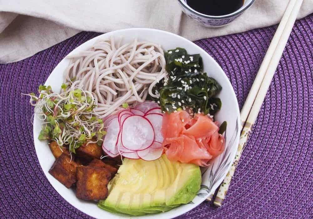 Poke bowl z makaronem Soba i tofu