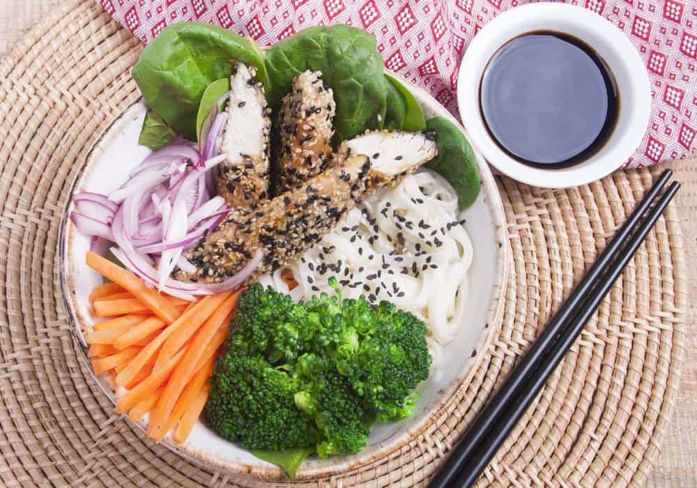 Poke bowl z makaronem Udon i kurczakiem w sezamie