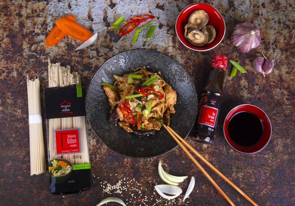 Makaron Udon z kurczakiem i grzybami Shiitake