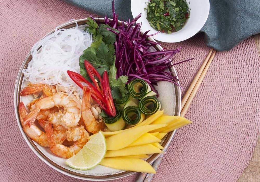 Poke bowl z makaronem Vermicelli i krewetkami