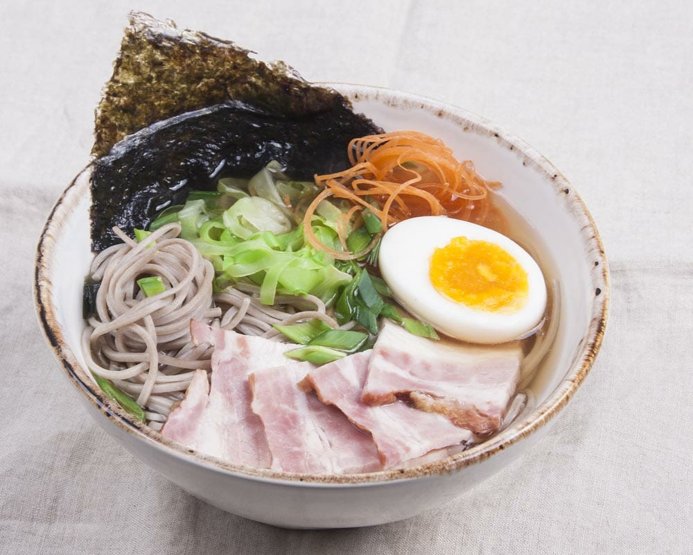 Ramen z makaronem soba i boczkiem