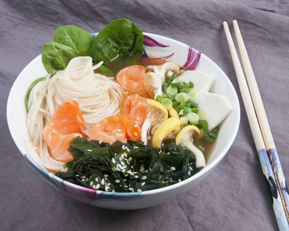 Ramen z łososiem, wakame i boczniakami