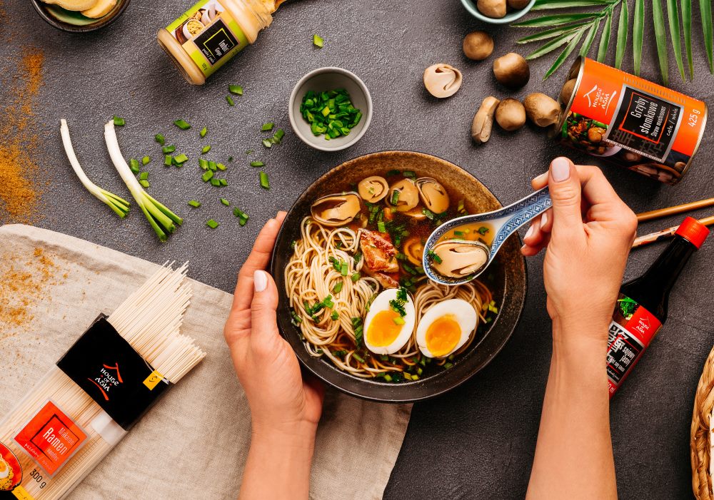 Ramen z wędzonym boczkiem i grzybami słomkowymi
