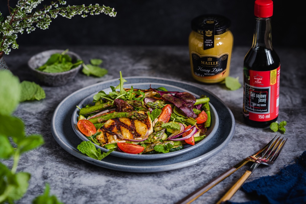 Sałatka z grillowanym halloumi i sosem sojowym