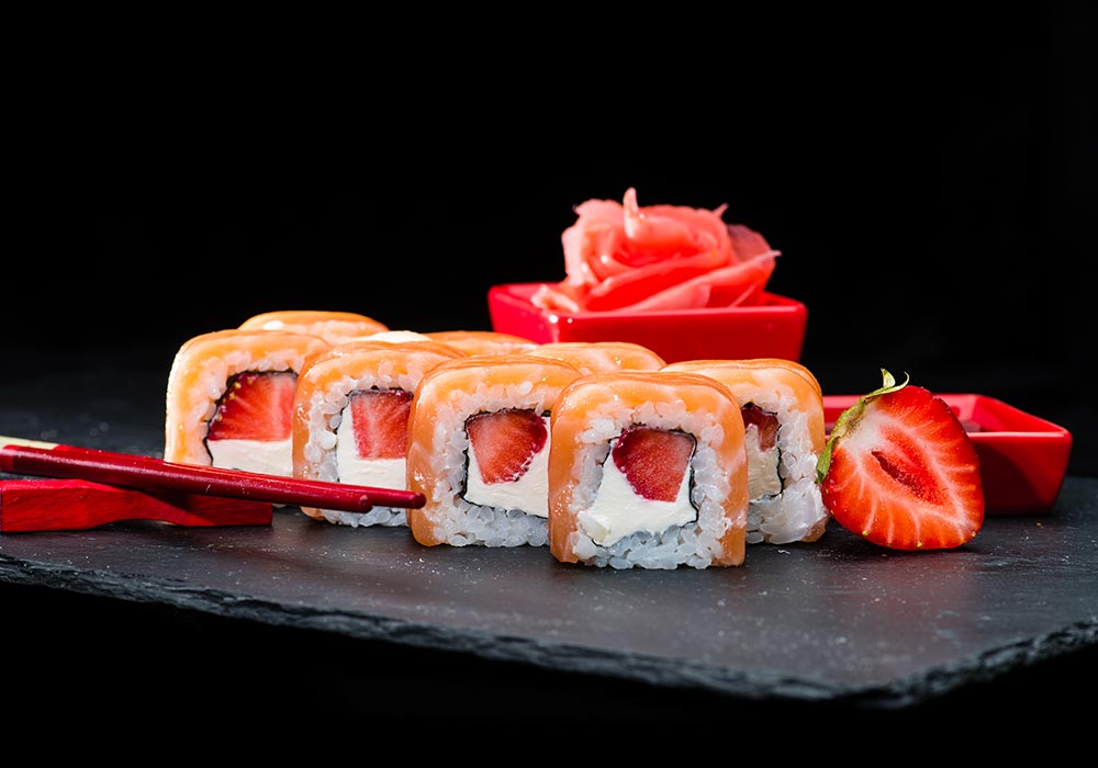 Sushi na słodko z truskawkami i łososiem