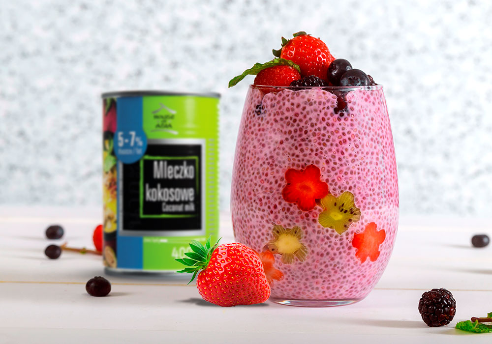 Truskawkowy pudding chia z mleczkiem kokosowym