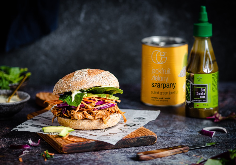 Wege burger z szarpanym jackfruitem i sosem Sriracha