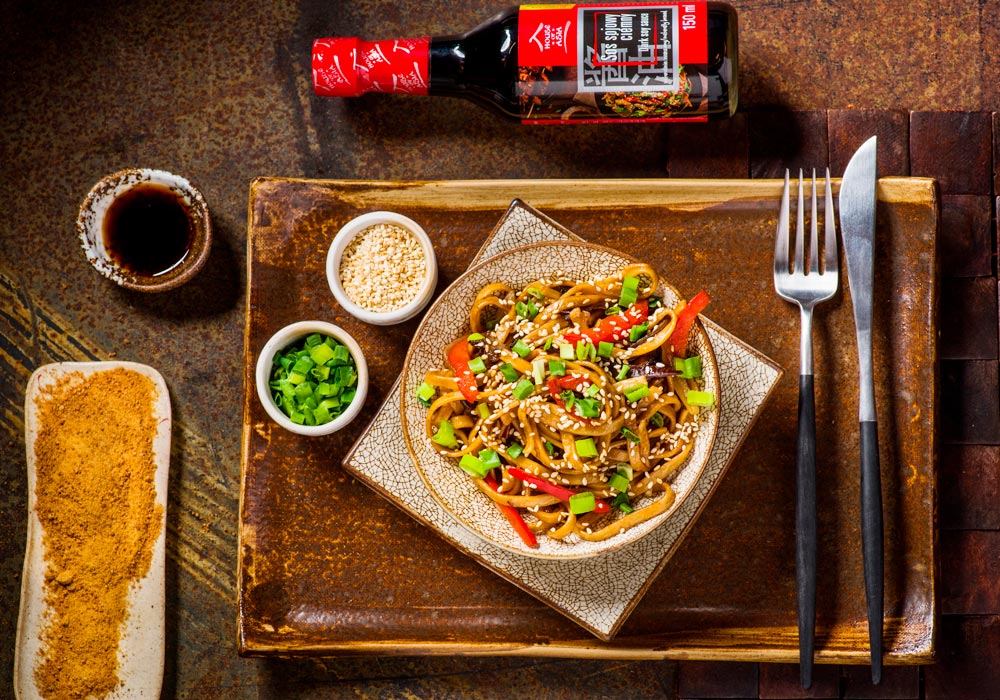 Wegetariański makaron Chow Mein z grzybami Mun