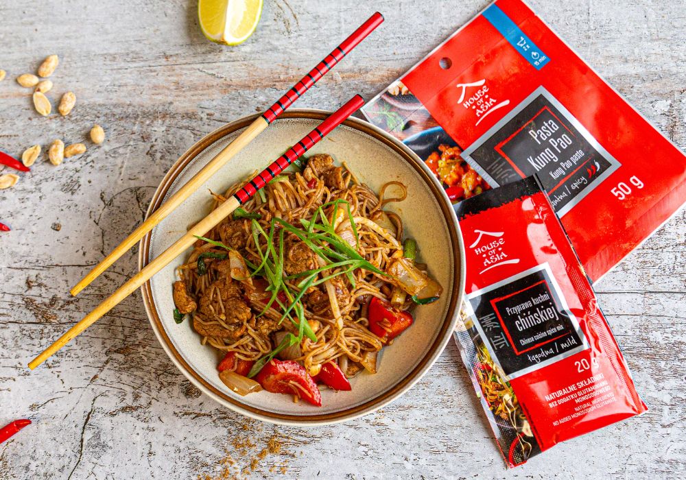 Wieprzowina Kung Pao z makaronem