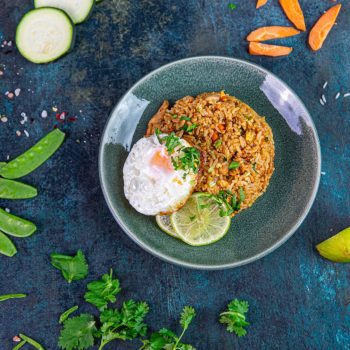 Indonezyjski ryż smażony z warzywami Nasi Goreng