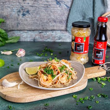 Lekko pikantny makaron Mie z krewetkami w sosie ostrygowym