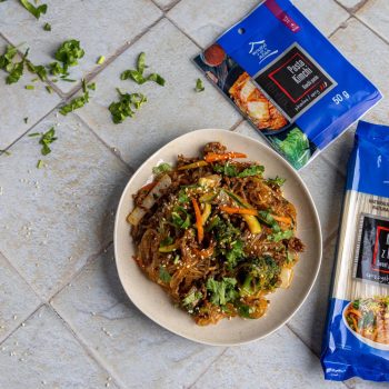 Makaron z batatów z wieprzowiną w sosie kimchi