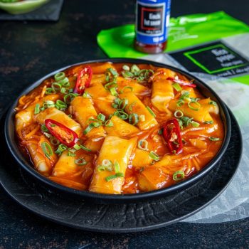 Tteokbokki z papieru ryżowego - koreańskie kluski w sosie kimchi