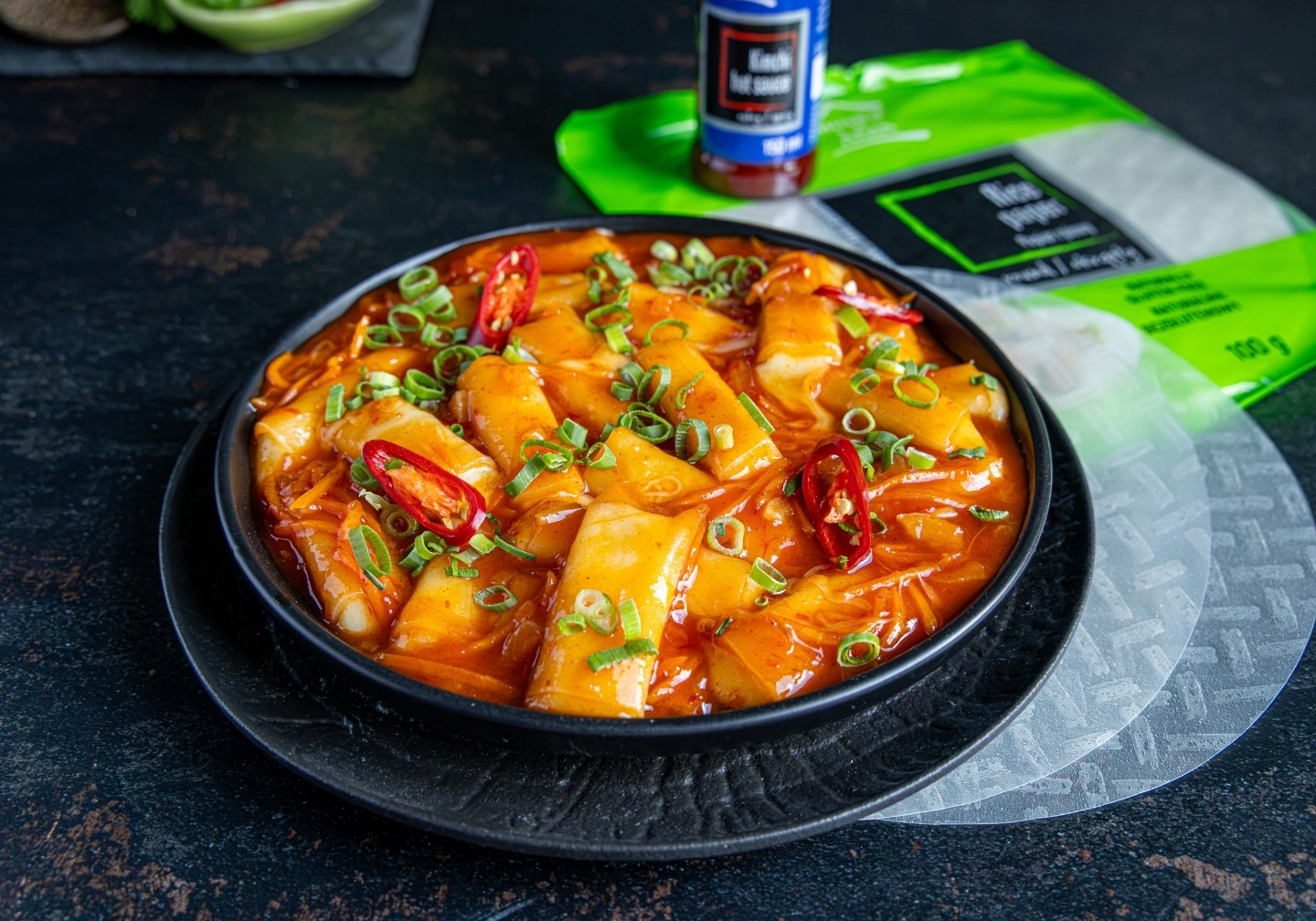 Reispapier-Topokki in Kimchi-Sauce